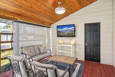 Heated Pool & Hot Tub | Modern Family Retreat