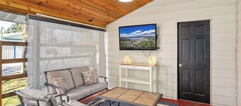 Heated Pool & Hot Tub | Modern Family Retreat