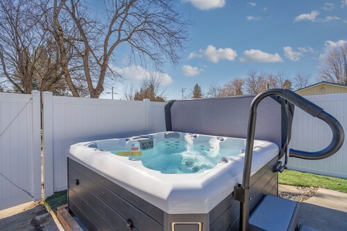 Heated Pool & Hot Tub | Modern Family Retreat