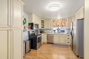 Fridge, microwave, oven, stovetop - Hot Tub, Fireplace, Full Kitchen, DreamCloud Mattress, Family Retreat @ Lake CDA (Coeur d'Alene)