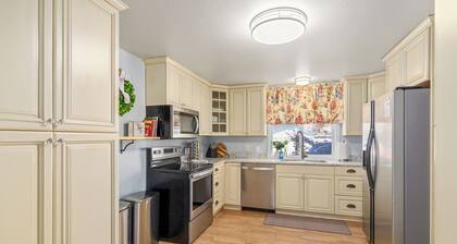 Hot Tub, Sleeps 12, Well Stocked Kitchen