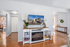 Interior - Hot Tub, Fireplace, Full Kitchen, DreamCloud Mattress, Family Retreat @ Lake CDA (Coeur d'Alene)