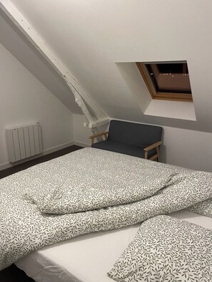 2 bedrooms, iron/ironing board, WiFi, bed sheets