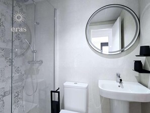 Dusche, Haartrockner, Handtücher, Toilettenpapier