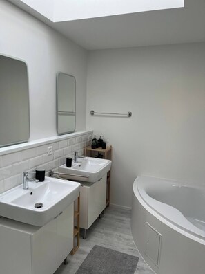 Maison, 5 chambres, accessible aux personnes à mobilité réduite, fumeur | Salle de bain