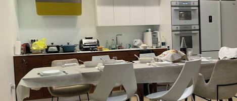 Jääkaappi, mikroaaltouuni, uuni, liesi