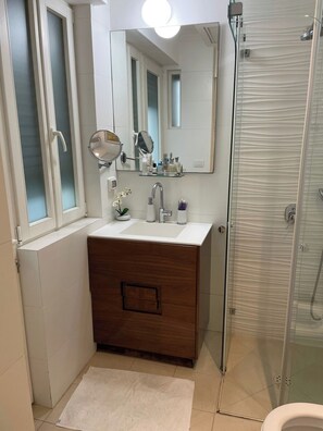 Hair dryer - Beachfront 2BR/2BA Desing Suite on Tel-Aviv (Tel Aviv-Yafo)