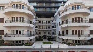 Exterior - Beachfront 2BR/2BA Desing Suite on Tel-Aviv (Tel Aviv-Yafo)