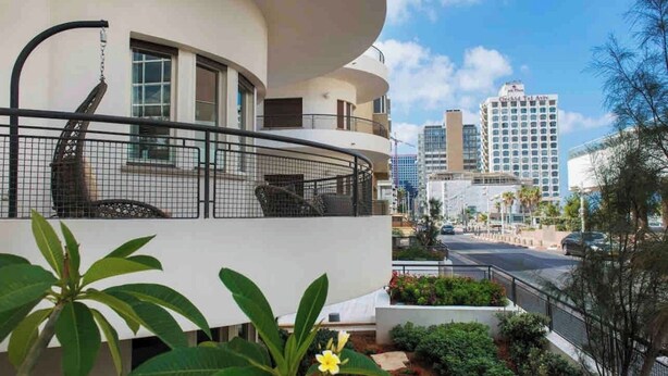 Property grounds - Beachfront 2BR/2BA Desing Suite on Tel-Aviv (Tel Aviv-Yafo)