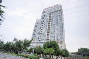 A multi-story building with a uniform facade, numerous windows, and a flat roof. - Xiamen Jingbang Hotel (Xiamen)