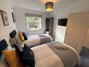 4 bedrooms, iron/ironing board, WiFi, bed sheets