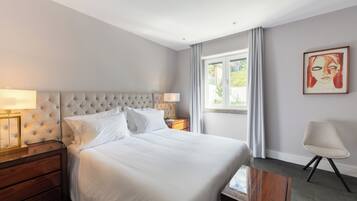 Luxe tweepersoonskamer | Luxe beddengoed, bedden met traagschuimmatras, individueel gedecoreerd