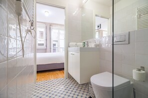 Apartment | Bathroom - Central Porto Apartment With Balcony (Porto)