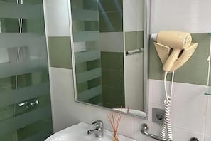 Secador de pelo, toallas, jabón, papel higiénico