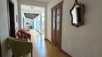 Habitación doble Confort, vista al patio | Área de sala de estar