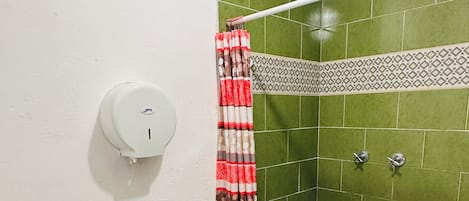 Un baño con inodoro, lavamanos y ducha.
