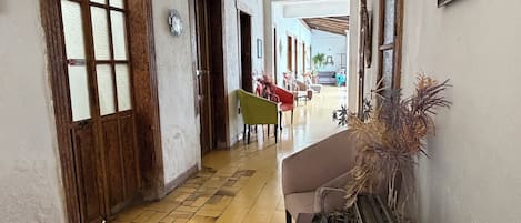 Chambre Double Confort, vue cour intérieure | Coin séjour