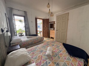 Habitación doble superior, vista al patio | 1 habitación, tabla de planchar con plancha y wifi gratis 