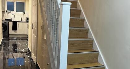 Luxurious Cozy 4-Bedroom Home near LHR