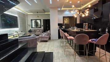 Villa, 3 chambres, accessible aux personnes à mobilité réduite, balcon | Bar lounge