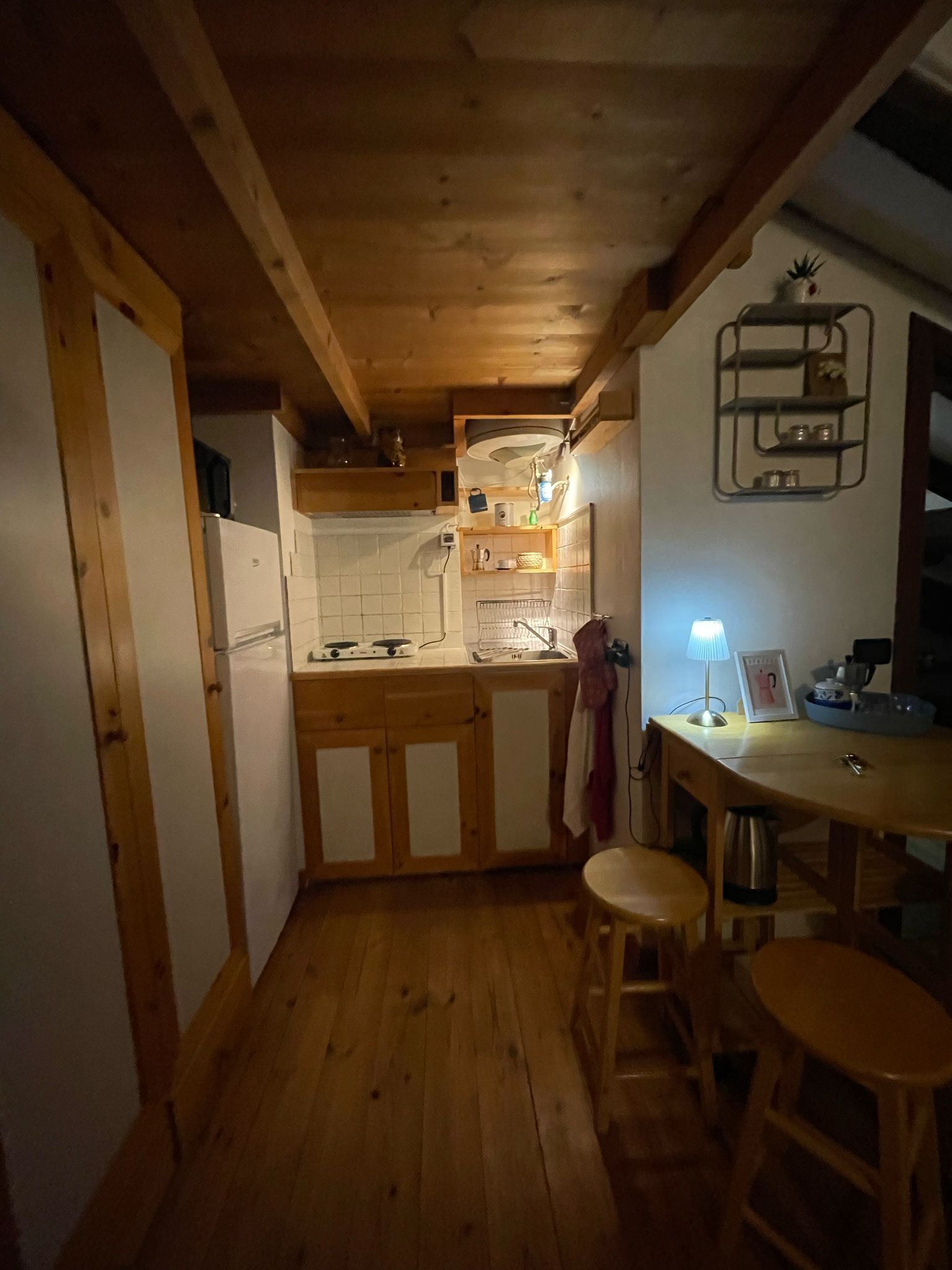 Kühlschrank, Mikrowelle, Herdplatte, Wasserkocher mit Kaffee-/Teezubehör