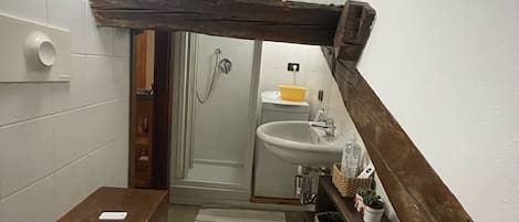 Dusche, Haartrockner, Bidet, Handtücher