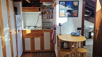 Kühlschrank, Mikrowelle, Herdplatte, Wasserkocher mit Kaffee-/Teezubehör