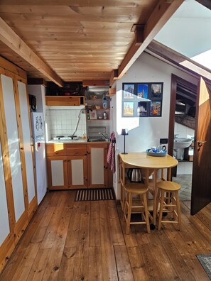 Kühlschrank, Mikrowelle, Herdplatte, Wasserkocher mit Kaffee-/Teezubehör