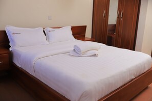 Kamar Single Standar, balkon, pemandangan bukit | Brankas, meja kerja, tirai kedap cahaya, dan kedap suara