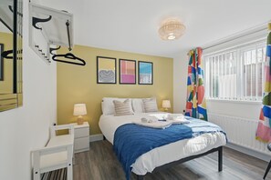 3 soverom, skrivebord, strykejern/-brett og reiseseng for barn