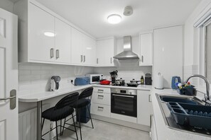 Refrigerador, microondas, horno, placa de cocina
