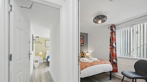3 soverom, skrivebord, strykejern/-brett og reiseseng for barn