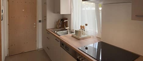 Apartment | Private kitchen | Cookware/dishes/utensils