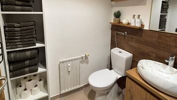 Apartment | Badezimmer | Haartrockner, Handtücher, Toilettenpapier