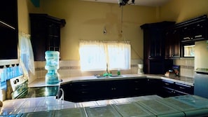 Apartamento familiar, varias camas, cocina, mirando al mar | Cocina privada | Microondas
