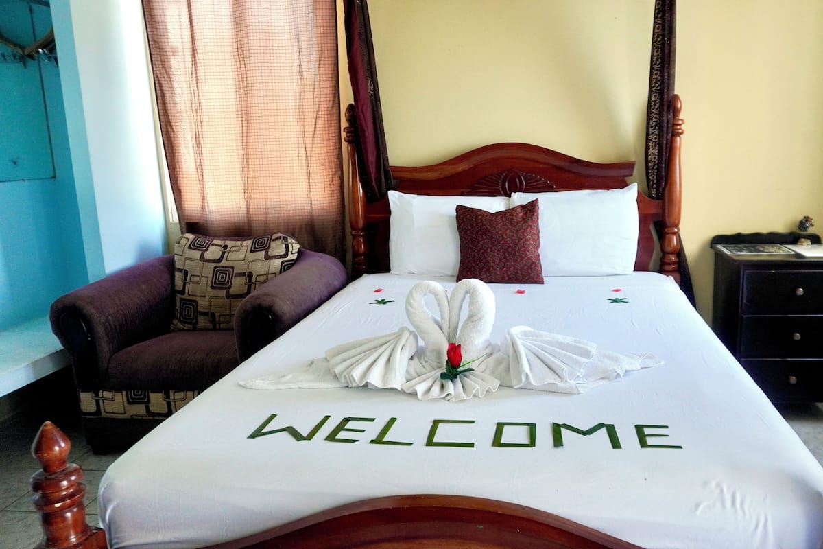 Deluxe Studio, 1 Queen Bed, Balcony, Sea View | Individually decorated, individually furnished, iron/ironing board