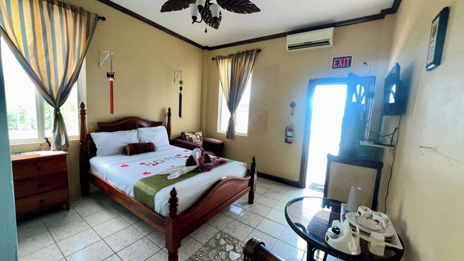 Deluxe Studio, 1 Queen Bed, Balcony, Sea View | Individually decorated, individually furnished, iron/ironing board