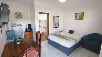 Standard Studio, 1 Queen Bed, Kitchenette, Ground Floor | Individually decorated, individually furnished, iron/ironing board