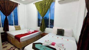 Departamento familiar, varias camas, cocina, frente al mar | Decoración personalizada, muebles diferentes y cortinas blackout