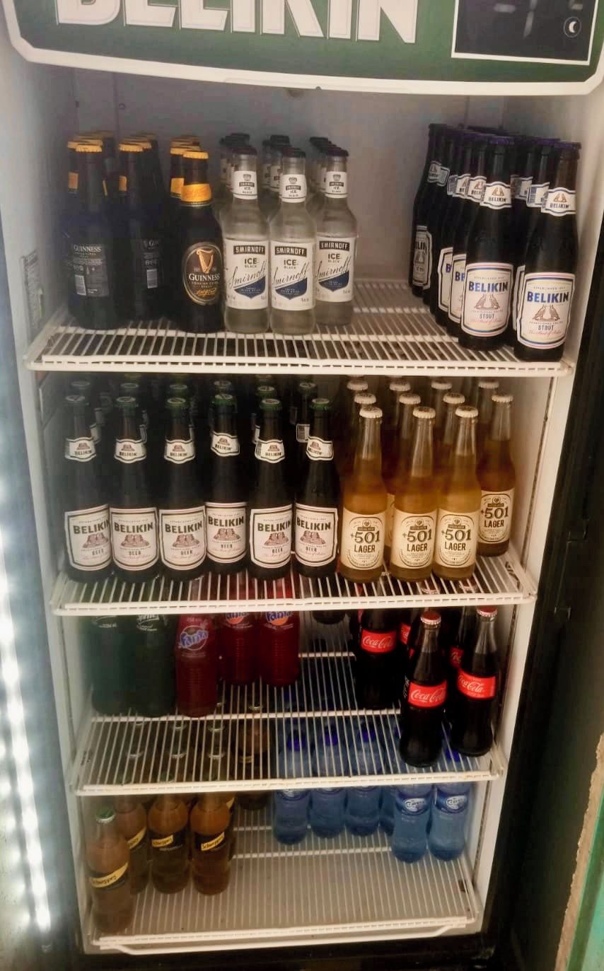 Eine Kühlvitrine mit einer Auswahl an Bieren und Erfrischungsgetränken.