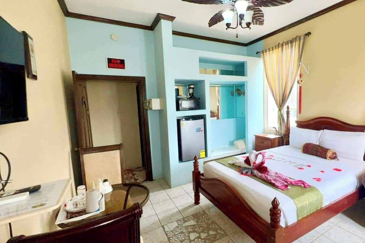 Estúdio luxo, 1 cama Queen, sacada, vista para o mar | Individualmente decorados, individualmente mobiliados