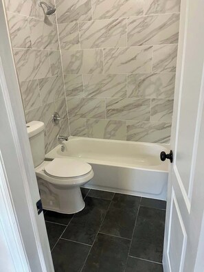 Dusche, Haartrockner, Handtücher, Shampoo