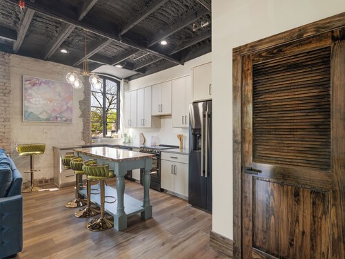 Charming 2-bedroom apartment with AC, WiFi in the Heart of Covington Square