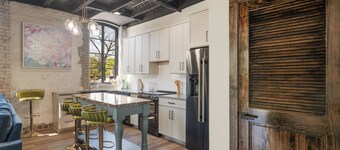 Charming 2-bedroom apartment with AC, WiFi in the Heart of Covington Square