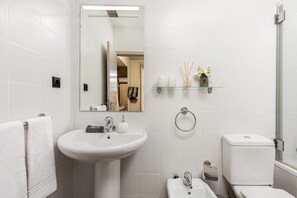 Apartment | Bathroom - Apartment Near Picturesque Ribeira do Porto (Porto)