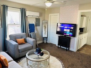 Smart-TV, peis, DVD-spiller og bøker