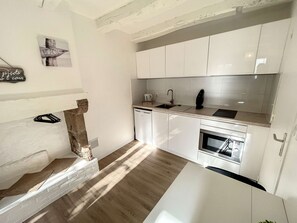 Réfrigérateur, micro-ondes, four, plaque de cuisson