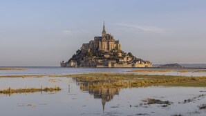 A historic castle on a small island with a clear view of the surrounding water and land. - Charming newly renovated studio with terrace - pets allowed, free Wi-Fi (Granville)