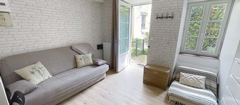 Charming newly renovated studio with terrace - pets allowed, free Wi-Fi