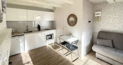 Charmant studio refait Ă neuf avec terrasse - animaux admis, Wi-Fi gratuit